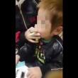 幼い息子が「タバコ吸う」動画