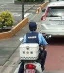 ＜大阪府警＞ノーヘル警官、撮られていた　バイクを運転