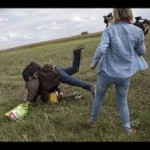 逃げる移民を蹴った女性カメラマンを起訴 ハンガリー